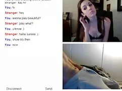 A két férfi ad neki  ...