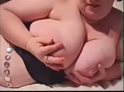 A barna hajú lány a  ...