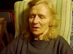 Egy lány barna hajú, ...